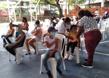 Poca afluencia reúne convocatoria de vacunación anticovid a niños