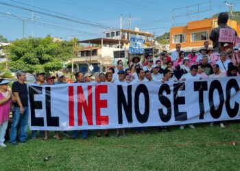 En mitin, priístas de Zihuatanejo se manifiestan contra la reforma al INE