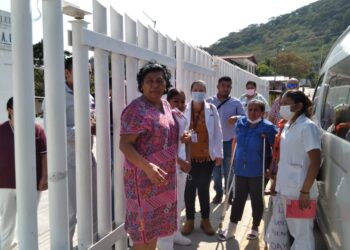 Sindicalizados protestan contra Paloma Chavarría, en visita de secretaria a Coahuayutla