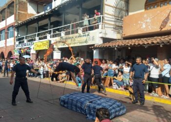 33 contingentes desfilan en Zihuatanejo, por conmemoración de la Revolución Mexicana