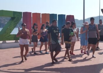Mar de fondo, no detiene actividad en playas de Ixtapa-Zihuatanejo