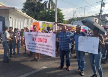 Marchan y bloquean calle padres de la secundaria José Martí