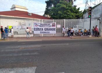 CETEG toma oficina de finanzas en Zihuatanejo