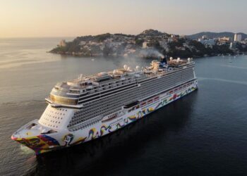 Llega el crucero Norwegian Encore al puerto de Acapulco