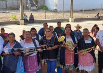 Entrega titular de SAIA instrumentos musicales a habitantes de Atzacoaloya