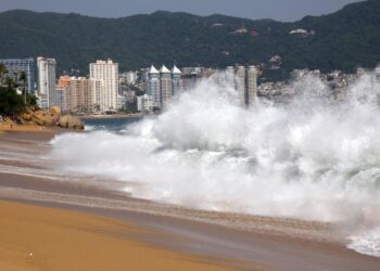 Esperan olas de hasta 2.4 metros por mar de fondo