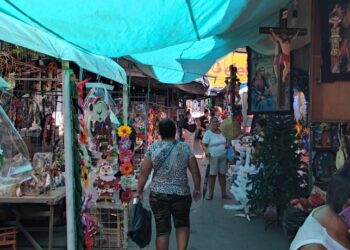 67 vendedores se instalan en tianguis navideño de Petatlán