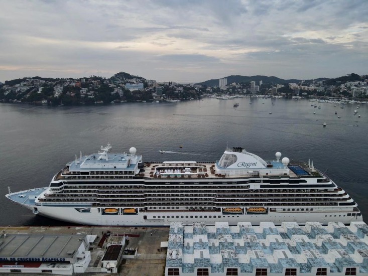 Seven-Seas-Splendor-acapulco-dic-31-2022.jpg