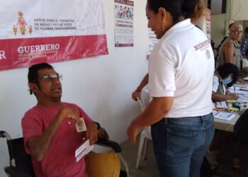 Tras esperar años, personas con discapacidad, reciben tarjeta de pensión