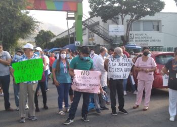 Paran labores y bloquean carreteras trabajadores de Salud en Costa Grande