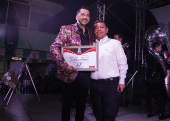 Luis Ángel “El Flaco” conquista a Petatlán con sus más grandes éxitos