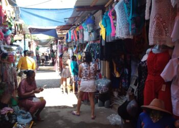 Reubican a comerciantes del mercado de artesanías en playa Linda