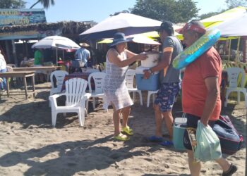 Reportan bajo consumo en playa Linda; llega turismo de hieleras