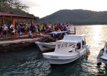 Reiterado problema, aglomeración de turismo en muelle de Las Gatas