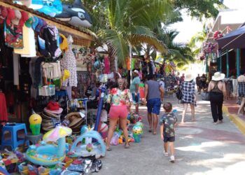 Turismo compra poco en mercado de artesanías La Ropa