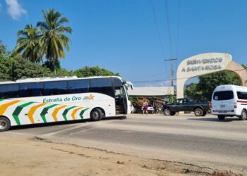 Bloquean la carretera Zihuatanejo-Acapulco en Tecpan; exigen que el gobierno acuda a El Durazno