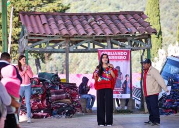 Entrega presidenta del DIF Guerrero, Liz Salgado cobijas y cobertores del programa “Cobijando Guerrero” a familias de la Sierra de Guerrero