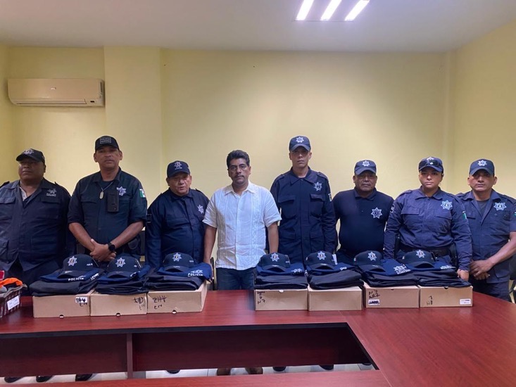 entrega-uniformes-la-union-presidente-crescencio-policias.jpg
