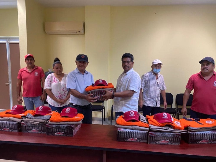 entrega-uniformes-la-union-presidente-crescencio-policias.jpg