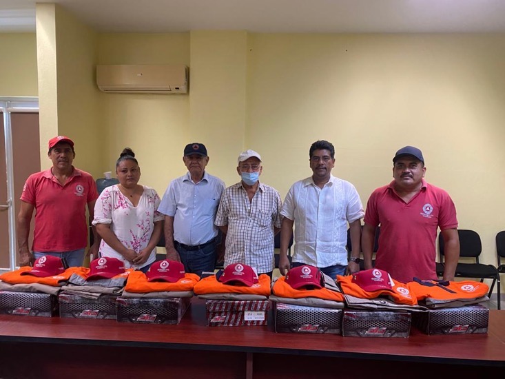 entrega-uniformes-la-union-presidente-crescencio-policias.jpg