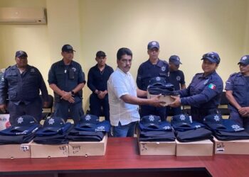 Presidente Crescencio Reyes entrega uniformes a personal de Seguridad Pública, Tránsito y Protección Civil