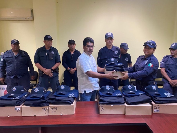 entrega-uniformes-la-union-presidente-crescencio-policias.jpg