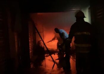 Bomberos del gobierno del estado sofocan incendio en el mercado de Ciudad Altamirano