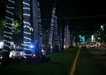 Miles de luces y decoración navideña da la bienvenida a Acapulco a los turistas nacionales e internacionales