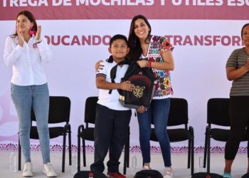 Entrega Liz Salgado mochilas y útiles escolares a niñas y niños de la zona rural de Acapulco