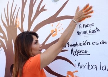 Pintan manos naranjas contra la violencia hacia la mujer en SECTUR Guerrero