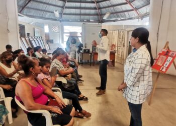 Dirección de salud en Petatlán imparten curso a promotores de salud en comunidades