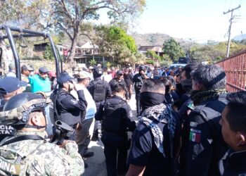 Se enfrentan en sierra de Petatlán; bloquean acceso en Tecpan