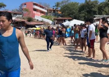 Playa Las Gatas, logra activarse económicamente con turismo local