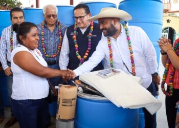 Entregan gobierno federal y estatal a cafeticultores de la Montaña 987 paquetes de tanques al vacío