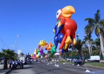 El Desfile de Globos Gigantes llenó de color y alegría a Acapulco el Día de Reyes