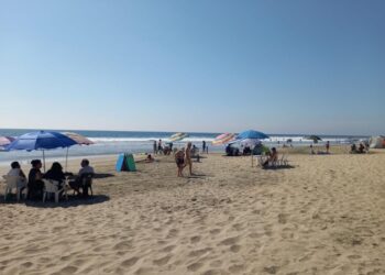 Turismo nacional y extranjero continúa disfrutando de playas de La Unión
