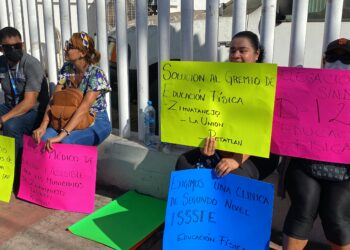 Maestros de Educación Física de Costa Grande, toman Finanzas
