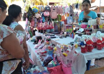 Instalan tianguis por Día del Amor y la Amistad