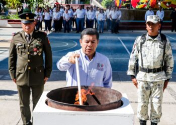 Javier Aguilar “El Tocumbo” celebra honores e izamiento a la bandera, con incineración de símbolos patrios