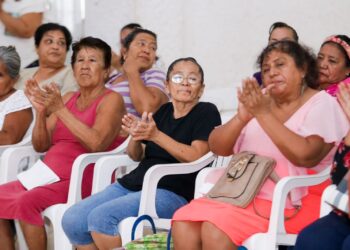 Gobierno municipal de Petatlán entrega aparatos auxiliares a personas con discapacidad visual