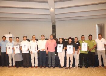 Continúa entrega de distintivos de calidad a empresas turísticas en Guerrero