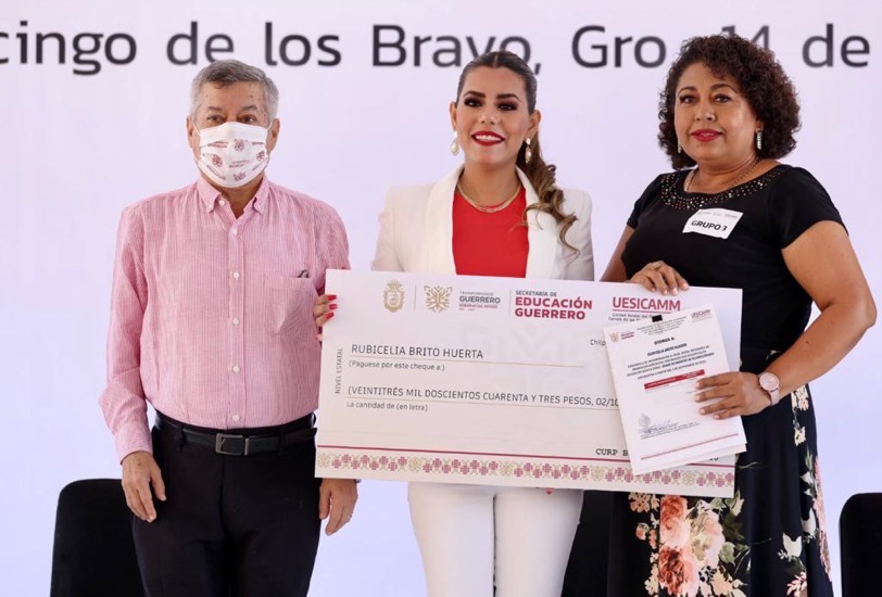 estimulos-educacion-basica-guerrero-evelyn.jpg