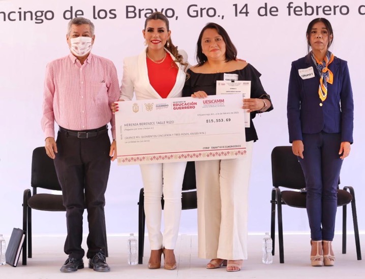 estimulos-educacion-basica-guerrero-evelyn.jpg