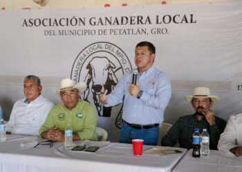 Javier Aguilar “El Tocumbo” presente en primer informe de la Asociación Ganadera local en Petatlán