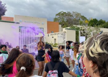 Mujeres marchan en Zihuatanejo piden justica por feminicidios; señalan agresores