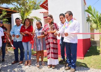 Entrega Evelyn Salgado apoyos del Programa Mejoramiento de Vivienda e inaugura el camino San José Mogollón-Carrera Larga, en Coyuca de Benítez