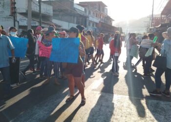 Toman oficinas de Finanzas en Zihuatanejo para exigir pagos a maestros