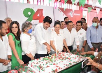Aquí está el PRI, de pie, celebrando, trabajando, bien plantados en nuestro presente y trabajando todos los días, porque tenemos mucho futuro: Alejandro Bravo