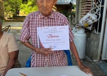 Campesino de Cocula concluye su educación secundaria a los 99 años de edad