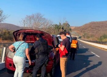 POLICÍA ESTATAL PROPORCIONA AUXILIO EN DISTINTOS PUNTOS DE LA AUTOPISTA DEL SOL Y CARRETERA FEDERAL MÉXICO-ACAPULCO